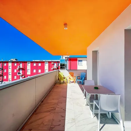 Colorful Living Apartment *